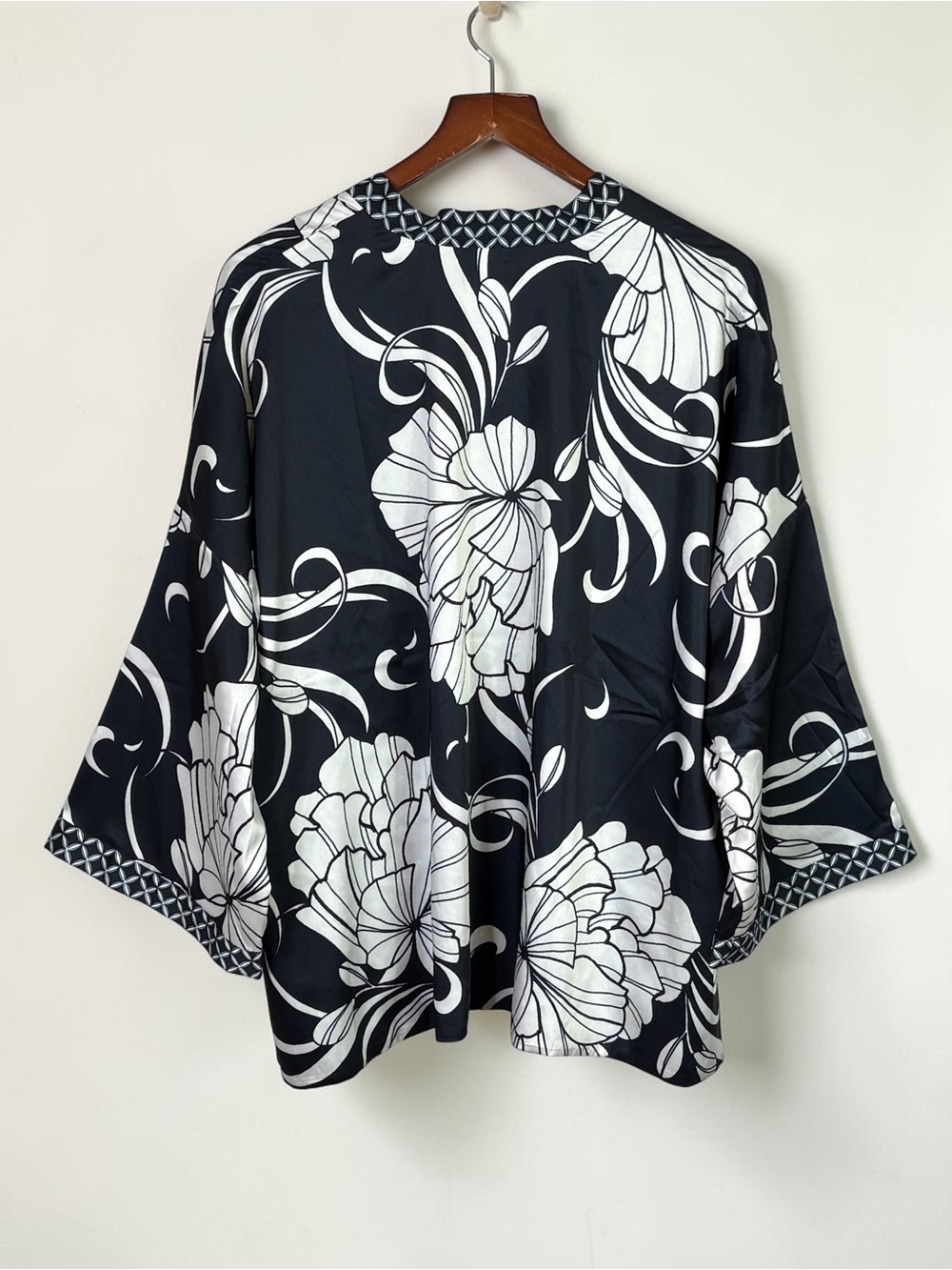 Chico's Reversible Black & White Floral Polka Dot Kimono Jacket Size L/XL - Picture 4 of 8